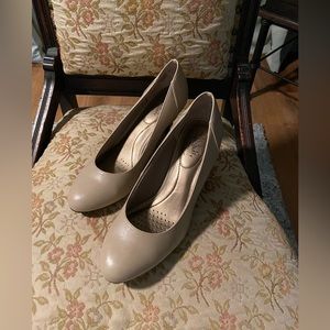 Lifestride beige pumps. Size 7.5. NWOT